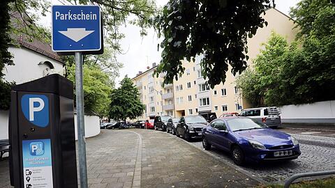 Am Neuhauser Friedhof müssen die Gärtner oft in zweiter Reihe parken.