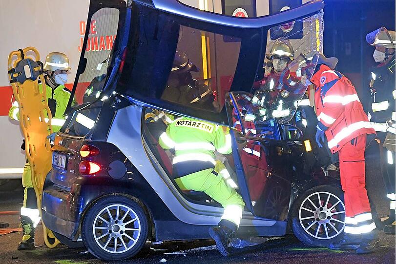 Die Besatzung des Rettungswagens, dem der 33-Jährige ausgewichen war, versorgte den Mann versorgt, nachdem dieser von der Feuerwehr aus dem Auto befreit worden war.