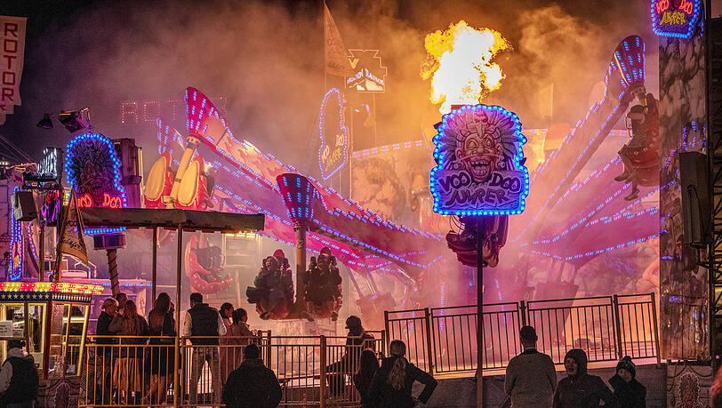 Der "Voodoo Jumper" auf dem Oktoberfest 2022. Inzwischen wurden Teile übermalt. Der "Voodoo Jumper" auf dem Oktoberfest 2022. Inzwischen wurden Teile übermalt.