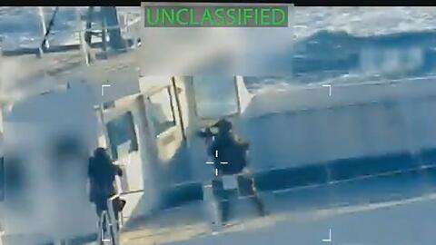 Bewaffnete Soldaten seilten sich auf den Tanker ab.