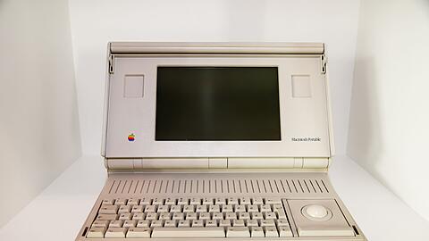 1989: Der Macintosh Portable aus dem Jahr 1989 war den meisten Usern zu schwer.