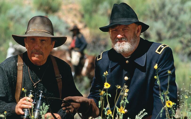 Wohl wissend, dass er keiner gerechten Sache dient, verfolgt General Crook (Gene Hackman, rechts) mit Hilfe des Fährtenlesers Al Sieber (Robert Duvall) den unbeugsamen Geronimo und seine letzten Krieger. Wohl wissend, dass er keiner gerechten Sache dient, verfolgt General Crook (Gene Hackman, rechts) mit Hilfe des Fährtenlesers Al Sieber (Robert Duvall) den unbeugsamen Geronimo und seine letzten Krieger.