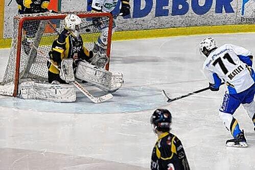 Drin, das Ding: Mark heatley erzielt das 2:1, der EHC zieht durch das 6:1 ins Halbfinale ein.