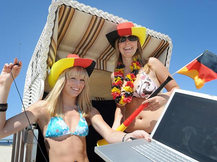 Deutsche Fußball-Fans an der Ostsee