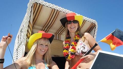 Deutsche Fußball-Fans an der Ostsee
