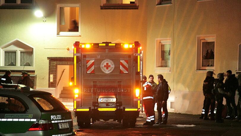 Spezialeinsatzkräfte der Polizei und Rettungssanitäter stehen in Weiden in der Oberpfalz vor einem Mehrfamilienhaus, in dem eine Frau bei einem Familienstreit schwer verletzt wurde. Spezialeinsatzkräfte der Polizei und Rettungssanitäter stehen in Weiden in der Oberpfalz vor einem Mehrfamilienhaus, in dem eine Frau bei einem Familienstreit schwer verletzt wurde.