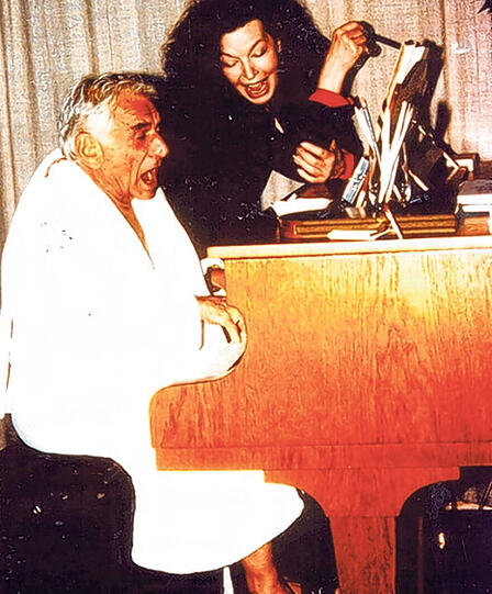 Lenny Bernstein singt und spielt mit Margot in einer privaten, ausgelassenen Session.