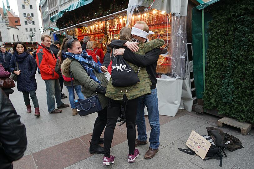 Der Tischler Tiemo bot am Marienplatz kostenlose Umarmungen an. Die Bilder.