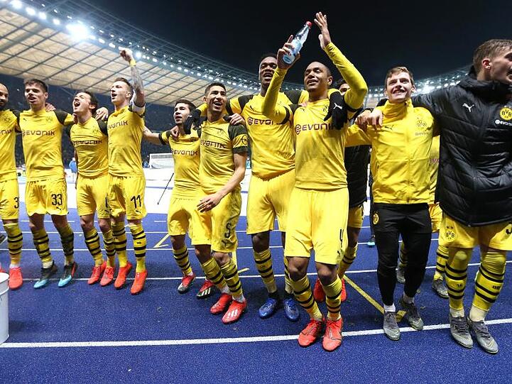 Die Spieler von Borussia Dortmund feiern den Last-Minute-Sieg in Berlin vor ihrer Fankurve.