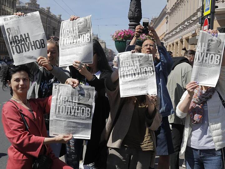 Unterstützer des Enthüllungsjournalisten Iwan Golunow zeigen in Moskau Zeitungsartikel mit dem Titel "Ich bin/Wir sind Iwan Golunow".