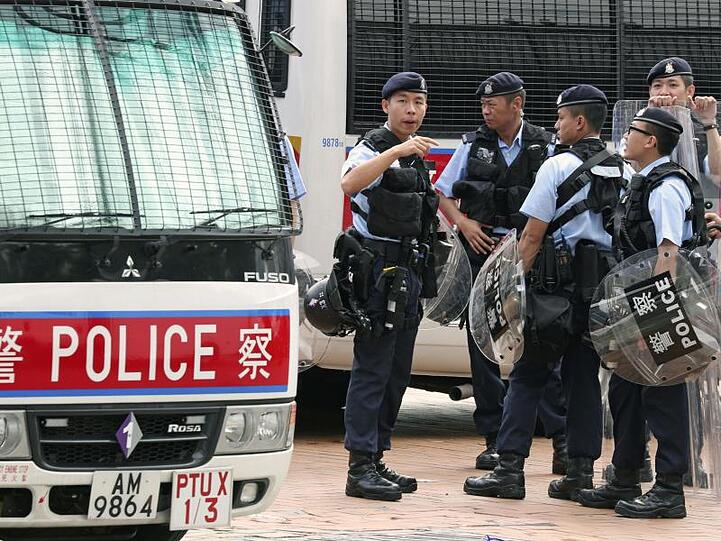 Polizeibeamte stehen im Umkreis des Legislativrates von Hongkong Wache.