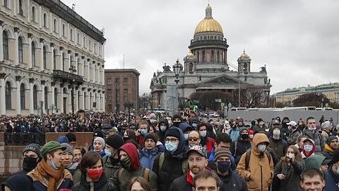 Die russischen Behörden hatten davor gewarnt, an den nicht genehmigten Protesten für Kremlgegner Nawalny teilzunehmen. Viele Russinnen und Russen hielt das nicht ab - wie hier in St. Petersburg.