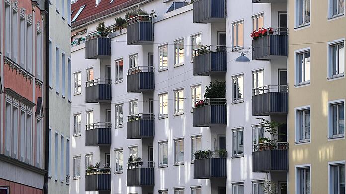 Münchner Mietshäuser: Nicht nur das Heizen und der Strom werden teuer, sondern auch die Miete.