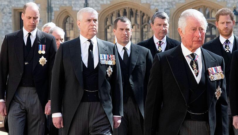 Prinz Charles (r.) hilft Andrew (2. v.r.) aus.
