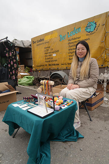 Qiyu hat Erfolg mit ihrem kleinen Schmuck-Standl.