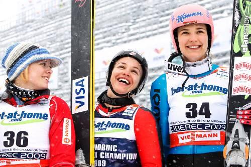 Die ersten Medaillengewinner des Frauen-Skisprungs: Weltmeisterin Lindsey Van (Mitte) mit Silbermedaillengewinnerin Ulrike Gräßler (rechts) und der Norwegerin Anette Sagan.