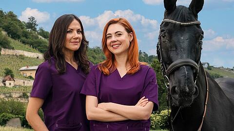 "Zwei Frauen f&uuml;r alle Felle": Dr. med. Vet. Maja Freydank (Bettina Zimmermann, l.) und Julia Kramer (Meriel Hinsching) mit dem verletzen Turnierpferd Icarus.
