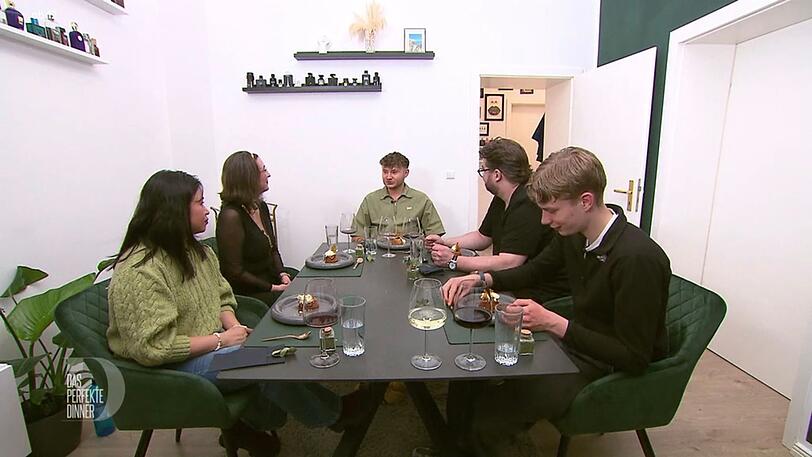 Zum Auftakt in der Hauptstadt trifft sich die Berliner "Dinner"-Runde bei Jannik in Lichtenberg