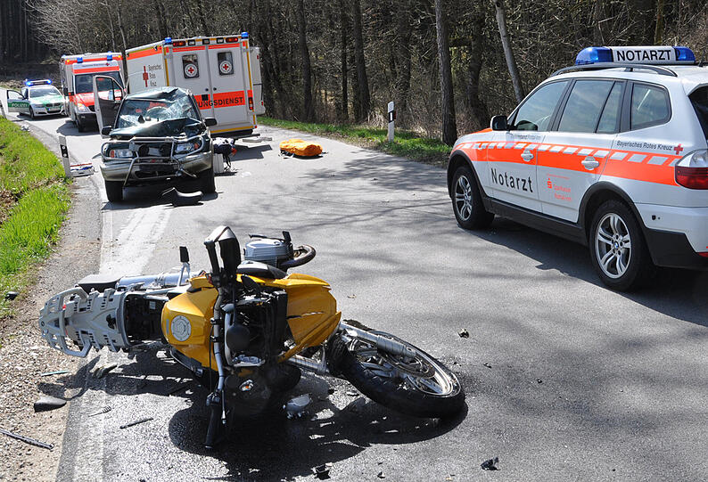 Unfall im Landkreis Mühldorf: Der Motorradfahrer erlitt schwerste Verletzungen.