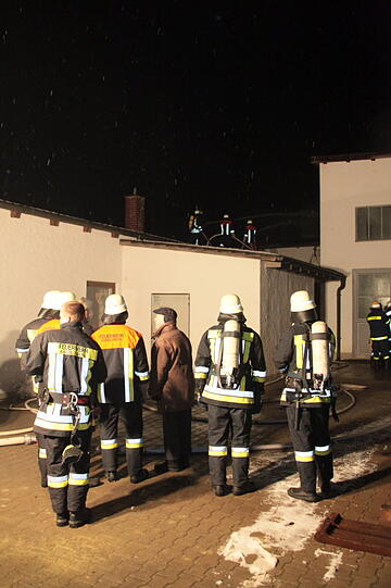 Im Landkreis Mühldorf ist in der Nacht von Mittwoch auf Donnerstag der Dachstuhl eines Ziegelwerks in Aubenham bei Obergkirchen ausgebrannt. Die Ermittlungen zur Brandursache laufen noch.