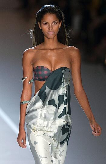 Gewagte Kleider und viel nackte Haut: Das ist die Fashion Week in Sao Paulo.