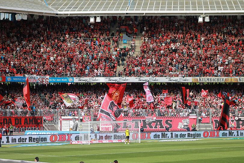 Während alle im Stadion die ausgelegten Roten Karten zum Zeichen gegen Gewalt in die Höhe zeigten vor der Partie, blieb dies im Nürnberger Fanblock aus.