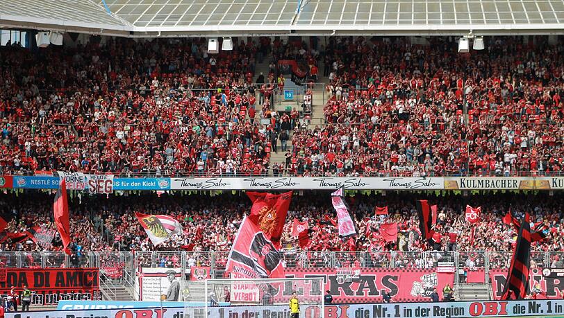 Während alle im Stadion die ausgelegten Roten Karten zum Zeichen gegen Gewalt in die Höhe zeigten vor der Partie, blieb dies im Nürnberger Fanblock aus. Während alle im Stadion die ausgelegten Roten Karten zum Zeichen gegen Gewalt in die Höhe zeigten vor der Partie, blieb dies im Nürnberger Fanblock aus.