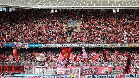 Während alle im Stadion die ausgelegten Roten Karten zum Zeichen gegen Gewalt in die Höhe zeigten vor der Partie, blieb dies im Nürnberger Fanblock aus.