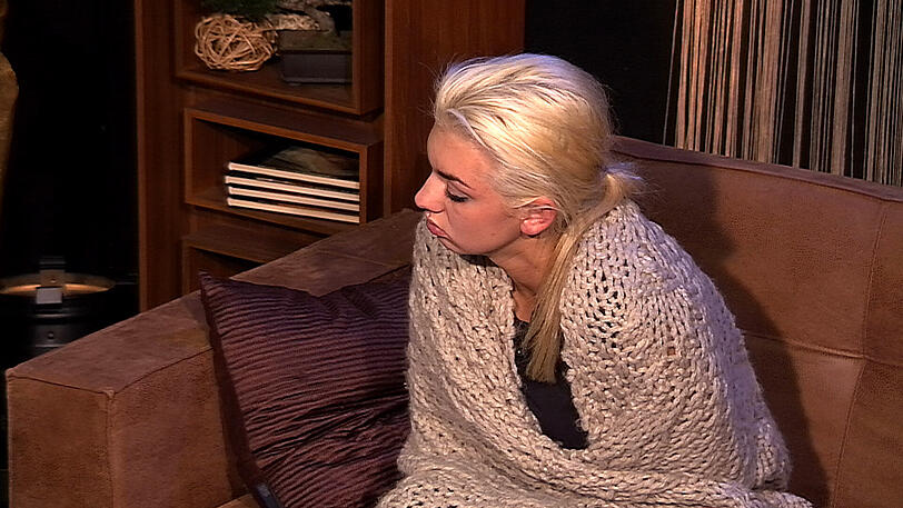 Natalia kommt aus dem Geheim-Bereich zurück. Sie konnte von dort aus die ein oder andere Lästerei ihrer Mitbewohner mitverfolgen. Stellt sie sie zur Rede?