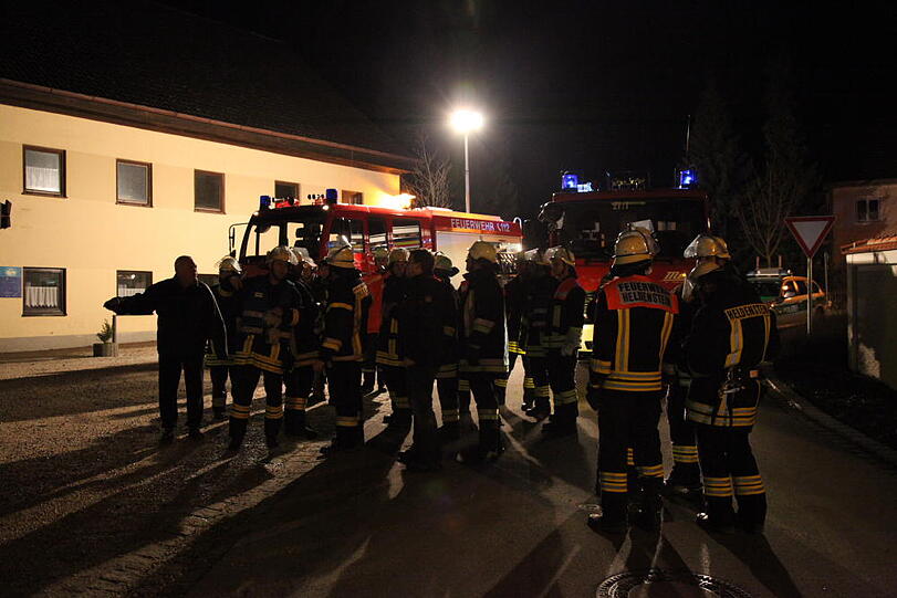 In Heldenstein krachte ein Maibaum auf ein Haus - und riss dabei eine Stromleitung ab.