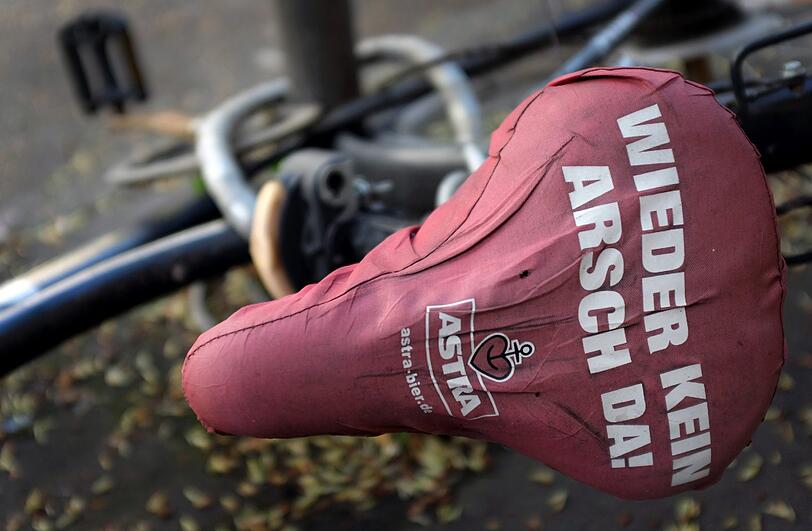 In die Gedankenwelt eines Fahrradsattels ist die Brauerei Astra eingetaucht: "Wieder kein Arsch da" - ist die knappe Botschaft. Entstanden ist das Foto in Düsseldorf.