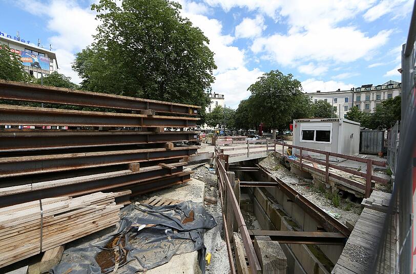Eine Baustelle am Orleansplatz: Von März 2015 bis Herbst 2016 soll hier angeblich fleißig gebaut werden. Bloß: Es sieht nicht so recht danach aus, oder?
