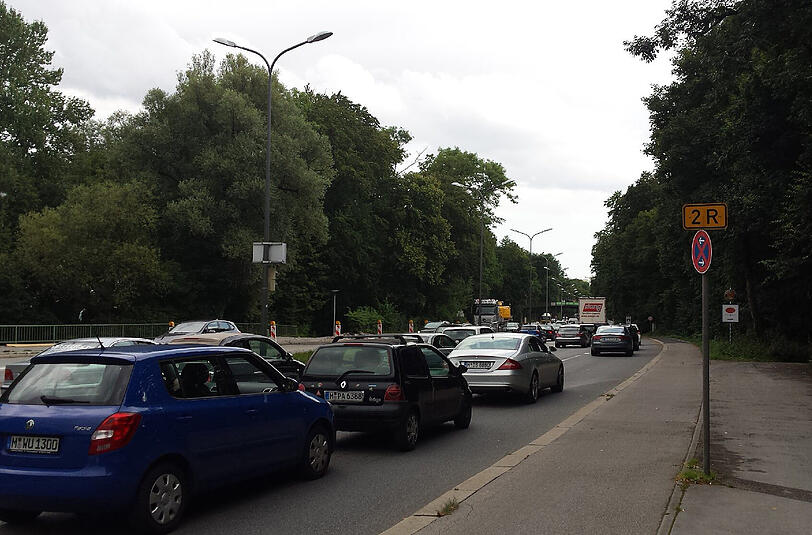 Hier wird ab Montag eine dritte Fahrspur gebaut.