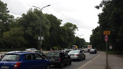 Hier wird ab Montag eine dritte Fahrspur gebaut.