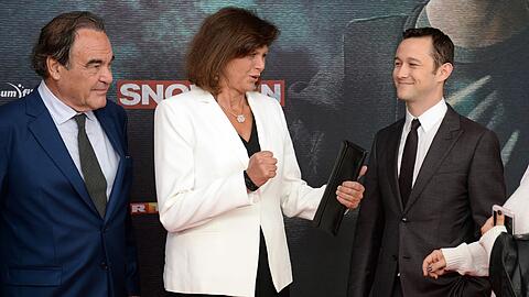 Gemeinsam mit Oliver Stone (l.) und Joseph Gordon-Levitt schaute Ilse Aigner die Europapremiere von "Snowden". Die Bilder aus dem Mathäser.