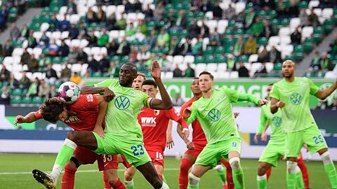 Josuha Guilavogui (3.v.l.) vom VfL Wolfsburg und Tobias Strobl, Spieler beim FC Augsburg, kämpfen um den Ball.