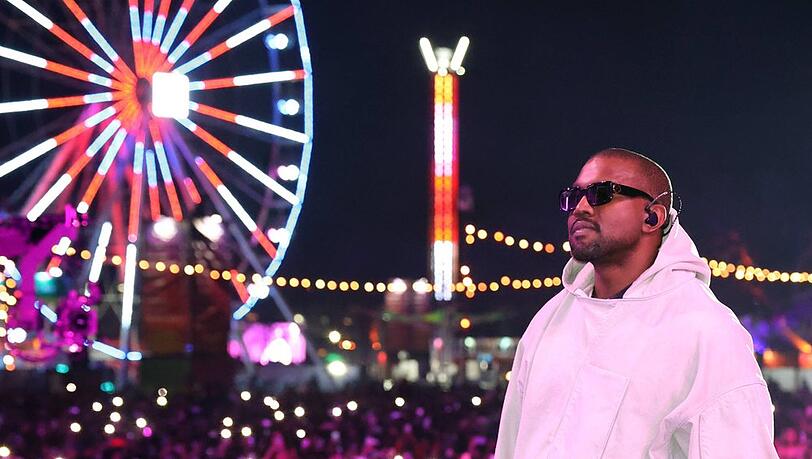 Kanye West im Dezember 2021 auf einem Konzert in Los Angeles. Kanye West im Dezember 2021 auf einem Konzert in Los Angeles.