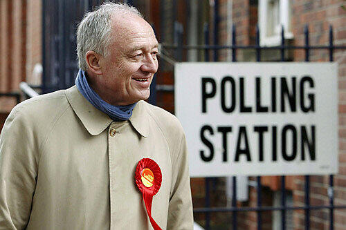 Londons Bürgermeister Livingstone vor einem Wahllokal