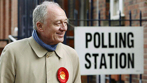 Londons Bürgermeister Livingstone vor einem Wahllokal Londons Bürgermeister Livingstone vor einem Wahllokal