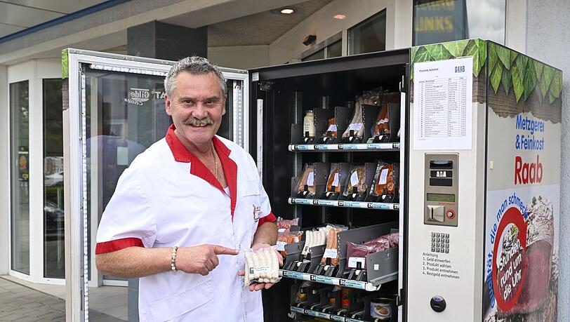 Der Obermenzinger Metzgermeister Johann Raab vor seinem „Raabomat“ mit viel Grillfleisch und Kartoffelsalat.