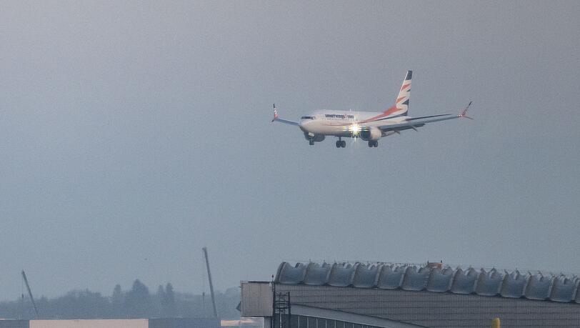 Die Chartermaschine mit den geflüchteten Afghaninnen und Afghanen an Bord landete am Morgen am Flughafen Berlin Brandenburg. Die Chartermaschine mit den geflüchteten Afghaninnen und Afghanen an Bord landete am Morgen am Flughafen Berlin Brandenburg.