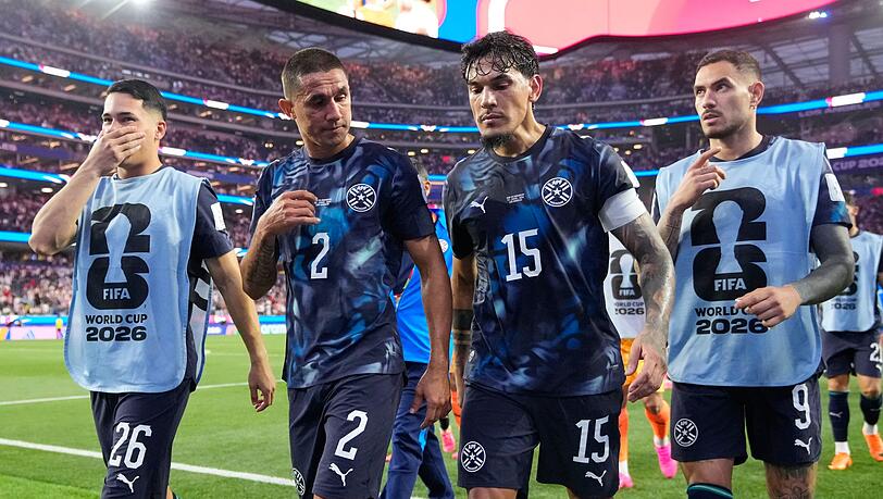 Geht bei Paraguay voran: Kapit&auml;n Gustavo G&oacute;mez (2.v.r.)