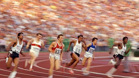 Muskelmaschinen: Der russische Sprinter Waleri  Borsow  unterwegs zum olmpischen Gold beim 200-Meter-Lauf