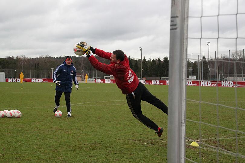 Währenddessen heizt Torwartrainer Adam Matysek die Keeper Raphael Schäfer und Stephan Alexander auf.