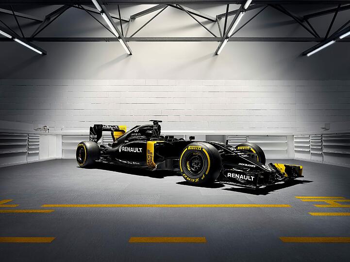 Der Renault RS 16 ist - auch das war eine Überraschung - fast komplett in Schwarz gehalten. Das charakteristische Gelb ist lediglich auf den Seitenkästen und an Front- und Heckflügel zu finden. Bis zum Saisonstart kann und soll sich das farbliche Erscheinungsbild allerdings noch ändern.