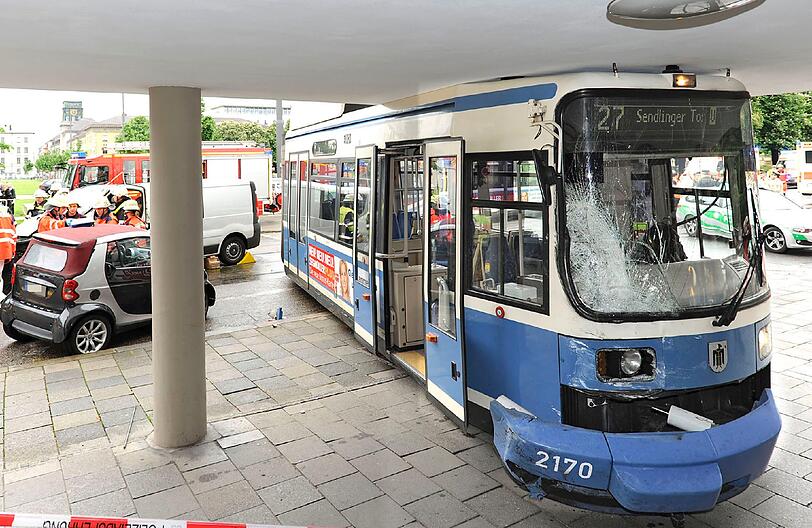 15. Mai: Ein Auto verursacht einen Verkehrsunfall und rammt eine Tram der Linie 27. Die Straßenbahn schiebt sich unter ein offenes Hauseck.