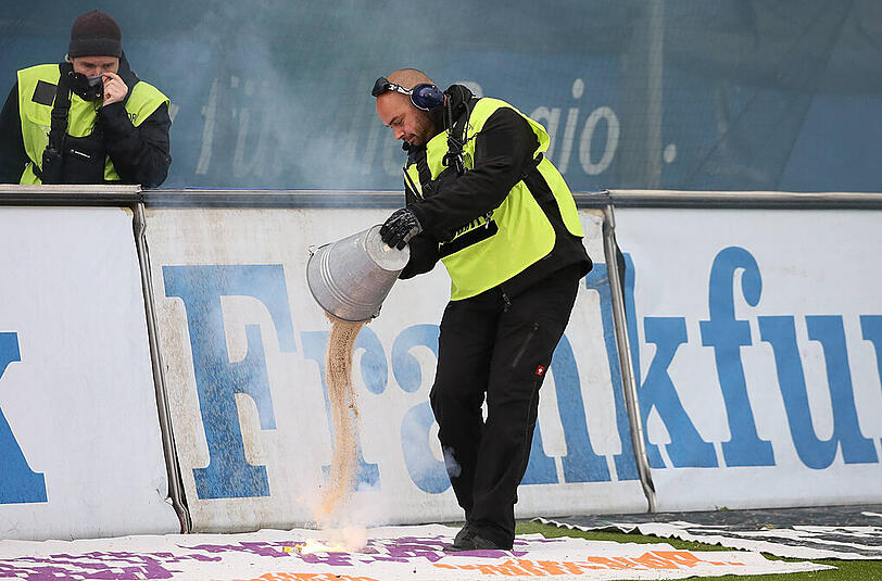 Böller, Rauch, vermummte Fans: Schon wieder Pyro-Ärger beim TSV 1860 München. Die Bilder vom Bornheimer Hang in Frankfurt.