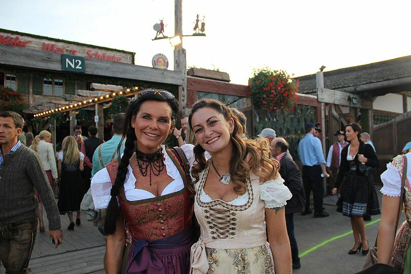 Carina und Steffi: &bdquo;Heute war Mädelstag,
da geben wir jede etwa 100 Euro aus.
Aber wenn wir mit unseren Männern gehen, sind es auch locker über 200 Euro.&ldquo;