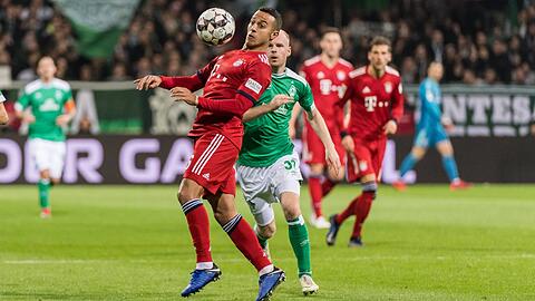Sehen sich am Samstag im Liga-Spiel &ndash; und am Mittwoch im Halbfinale des DFB-Pokals: Bayerns Thiago (l.) und der Werderaner Davy Klaassen.