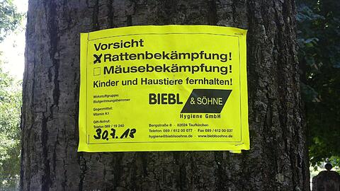 Hinweisschilder wie dieses warnen am Ufer vor dem ausgelegten Gift.